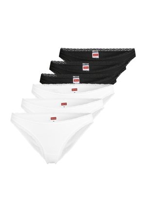 Viisi pitsireunuksin koristeltua puuvillasta valmistettua naisten bikinihousua, kolme valkoista ja kaksi mustaa, aseteltuna porrastettuun riviin näkyvin merkkilipukkein.