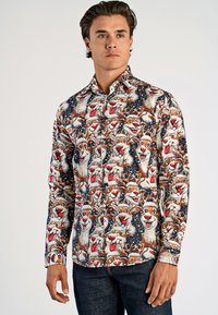 Langarmshirt met een patroon van geanimeerde rendiergezichten in rood, bruin en wit op een marineblauwe achtergrond. Met een knoopsluiting bij de kraag en de manchetten.