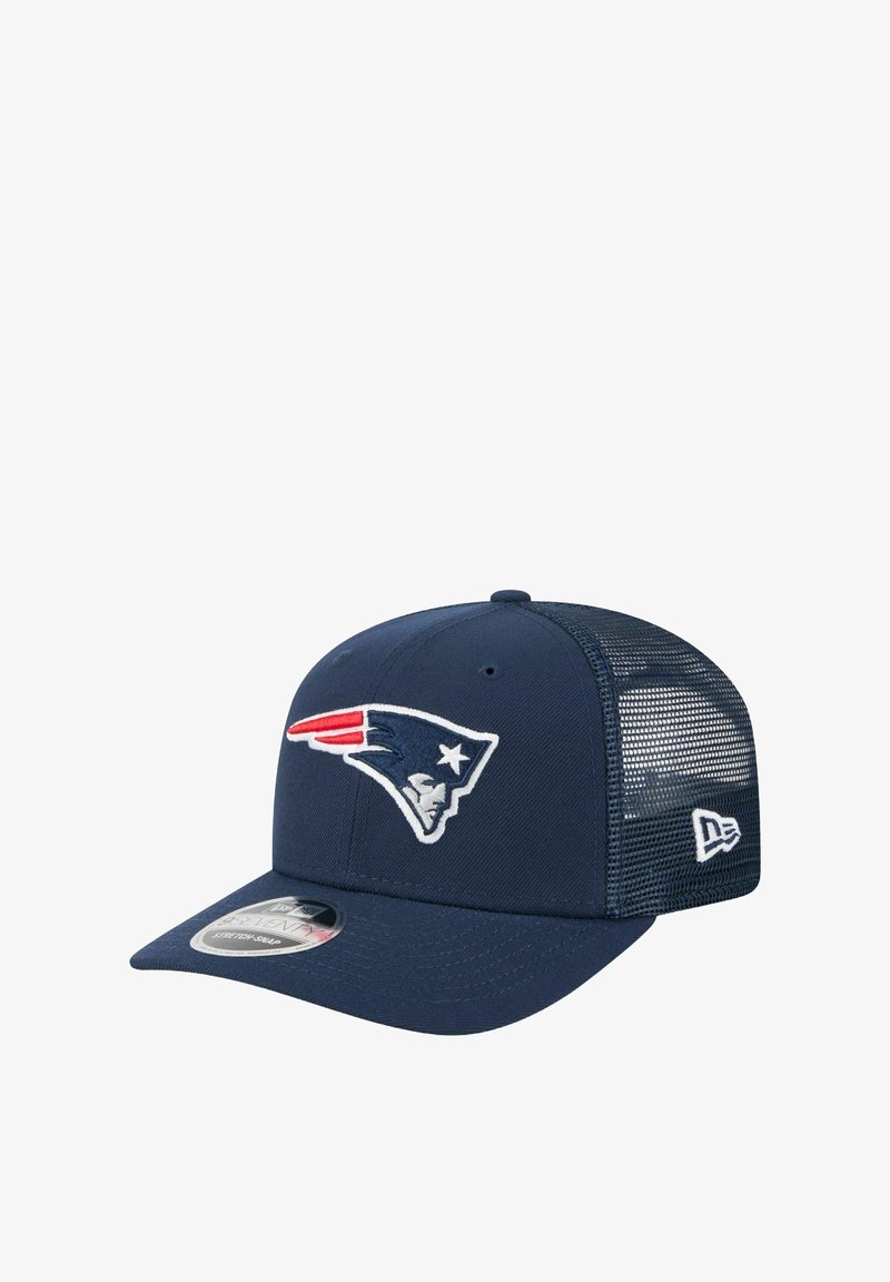 Casquette bleu marine avec un devant structuré, un dos en maille et un logo brodé des New England Patriots en rouge, blanc et bleu. Design à visière plate.