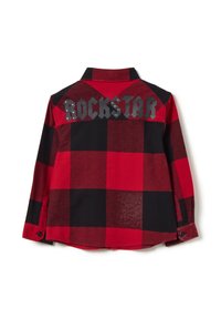 Camicia a scacchi rossa e nera con maniche lunghe, caratterizzata da una grafica 'ROCKSTAR' sulla parte superiore della schiena e dettagli decorativi in metallo.