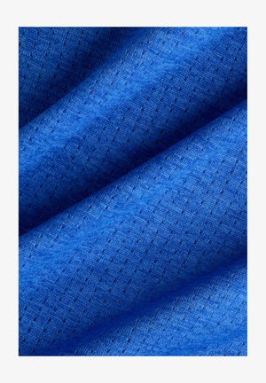 Textielstof in levendig blauw, met een tekstuur oppervlak met kleine perforaties, wat een ademend patroon en een gladde afwerking creëert.