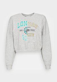 Sudadera gris corta con mangas largas, que presenta texto impreso en turquesa, amarillo y gris, con una cinturilla y puños elásticos.