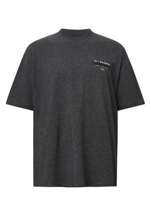 Tamno siva oversized majica od mekanog materijala, sa okruglim izrezom i prednjim printom na prsima s bijelim tekstom i logotipom.