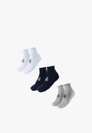 Drie paar enkelsokken in wit, zwart en grijs, elk met een klein geborduurd logo aan de zijkant.
