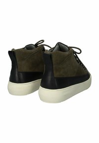 Un paio di sneaker alte in suede verde oliva con dettagli in pelle nera e suole in gomma bianca, viste da dietro e leggermente di lato.