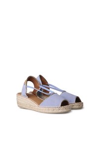 Blå mocka espadrill-wedge sandaletter med öppen tå, med korsade remmar och en vävd jutesula. Platt, texturerad yttersula för grepp.