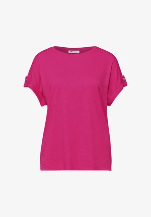 Lyserød kortærmet bluse med rund halsudskæring og knapstropdetalje på optrukne ærmer, lavet af letvægtsstof.