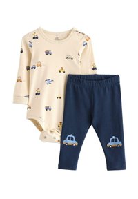 Une combinaison beige clair avec des imprimés d'animaux et de véhicules, assortie à des leggings navy comportant des graphiques de taxi bleu. Matériau en coton doux, coupe ajustée.