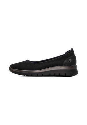 Zapatos negros sin cordones con una parte superior de malla transpirable, puntera redondeada y una suela de goma en contraste con acentos texturizados para mayor agarre.