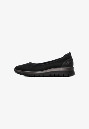 Zapatos negros sin cordones con una parte superior de malla transpirable, puntera redondeada y una suela de goma en contraste con acentos texturizados para mayor agarre.