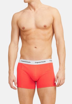 Boxer shorts en coton rouge au design ajusté, avec une ceinture élastique blanche portant l'inscription "Originals Studio" et une couture contrastante.