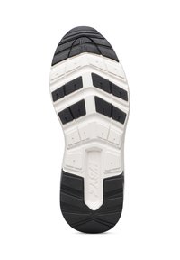 Suola di scarpa atletica in bianco e nero con motivi di grip testurizzati, caratterizzata da un design segmentato per flessibilità e trazione. Dettagli hardware visibili.