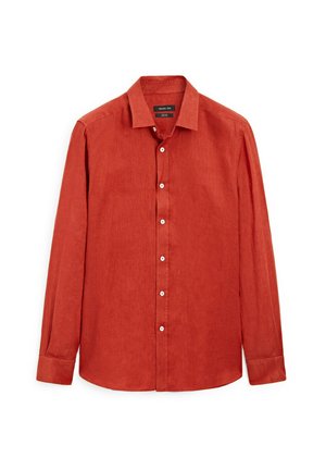 Chemise en lin rouge à manches longues avec col, dotée d'un devant à boutons et de boutons blancs. Texture lisse, coupe structurée.