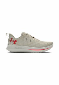 Zapatilla de running color beige claro con un upper texturizado, acentos rojos y una suela blanca. Presenta un diseño ventilado y un sistema de cierre de cordones seguro.