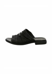 Sandale noire à glissière en cuir texturé, avec un dessus froncé, un bout ouvert et un petit talon carré. Design simple avec des bords lisses.