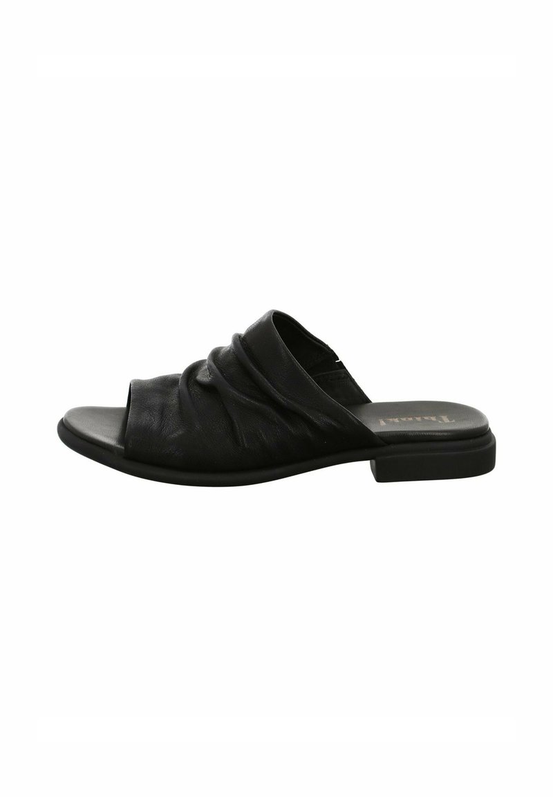 Sandale noire à glissière en cuir texturé, avec un dessus froncé, un bout ouvert et un petit talon carré. Design simple avec des bords lisses.