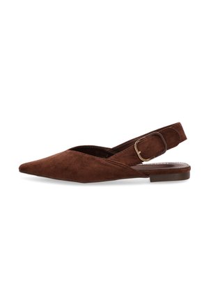 Zapato plano marrón de ante con tiras en el talón, punta puntiaguda y hebilla ajustable sobre fondo blanco.