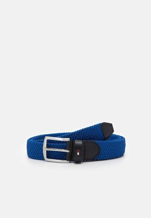 Ceinture en tissu bleu tissé avec boucle en métal argenté et accents en cuir noir, présentant un petit logo rectangulaire sur la boucle.