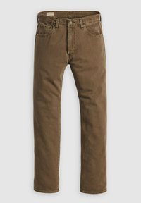 Bruna jeans med raka ben med knappar och dragkedja fram, bältesöglor och femficksdesign på en enfärgad ljus bakgrund.