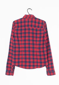 Camicia di flanella a quadri rossi e navy con maniche lunghe, polsini con bottoni e colletto classico, caratterizzata da un orlo dritto e dettaglio della spalla sul retro.