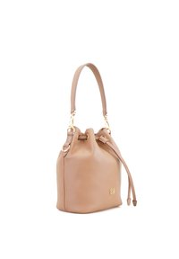 Sac seau en cuir texturé beige clair avec une bandoulière, fermeture à cordon, et accents en métal doré.