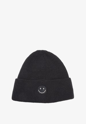 Schwarze, gestrickte Mütze mit umgeschlagenem Rand. Auf der Vorderseite ist ein kleines, weißes Smiley-Gesicht aufgestickt. Strukturiertes, warmes Material.