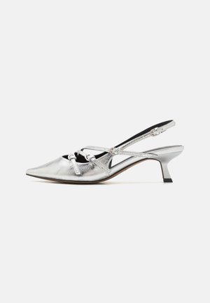 Silberne Slingback-Pumps mit spitzem Schuhkopf, ausgestattet mit einem metallic Finish, Kreuzschnüren und einem niedrigen, quadratischen Absatz. Glatte Textur und modernes Design.