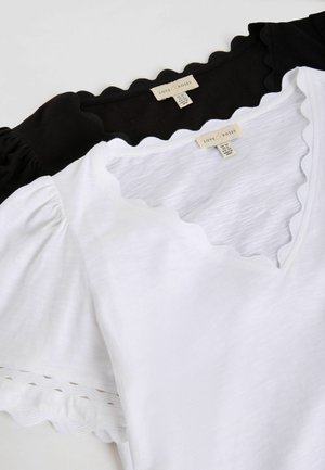 Topuri alb-negru cu mâneci scurte, margini ondulate și mâneci bufante, etichetate "Love & Roses" în mărimea 10 UK.