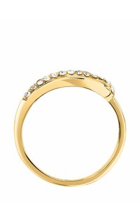 Anello d'oro con una banda liscia e arrotondata, decorato con una fila di pietre in strass trasparenti sulla parte superiore, creando un accento scintillante lungo la superficie.
