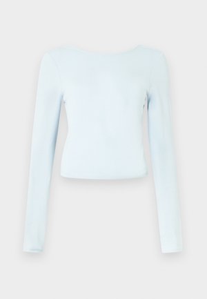 Lichtblauw crop top met lange mouwen, gemaakt van zachte stof met een ronde halslijn en een aansluitend ontwerp. Gladde textuur zonder zichtbare patronen.