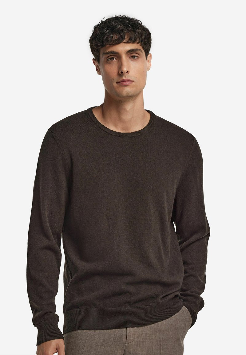 Brązowy sweter dzianinowy z okrągłym dekoltem i długimi rękawami. Ma ryflowane mankiety i dół, gładką teksturę oraz minimalistyczny design.