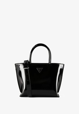 Schwarze Handtasche aus Lackleder mit oberen Griffen, verstellbarem Schulterriemen und kleinem, dreieckigem Guess-Logo auf der Vorderseite.