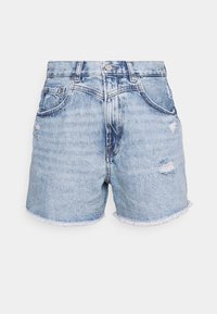 Pantalones cortos de mezclilla en azul claro, con cintura alta, dobladillo deshilachado y detalles desgastados en la parte delantera. Diseño clásico de cinco bolsillos.