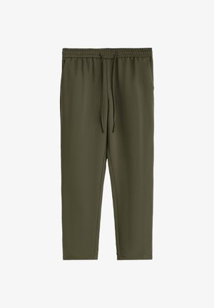 Un pantalon de survêtement vert olive avec une ceinture élastique et un cordon de serrage ajustable. Confectionné dans un tissu lisse et léger. Pas de poches visibles.