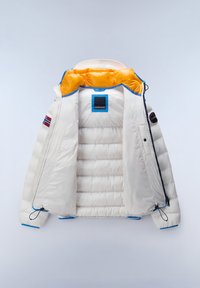 Puffig vit jacka med ett orange innerfoder, blå accenter, horisontell quiltad textur och en framdragkedja med två sidofickor.