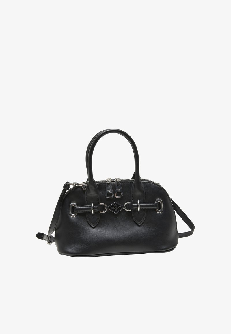 Sac à main en cuir noir avec doubles poignées, boucles argentées, une sangle décorative à l'avant et une bandoulière, avec une étiquette portant le logo Replay.