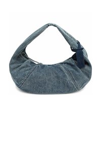 Borsa hobo in denim con design curvo. Presenta un unico manico e una parte superiore arricciata con cuciture sottili e un accento blu scuro.