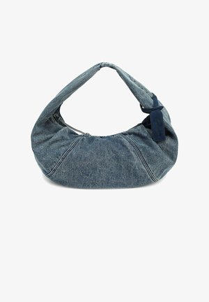 Borsa hobo in denim con design curvo. Presenta un unico manico e una parte superiore arricciata con cuciture sottili e un accento blu scuro.