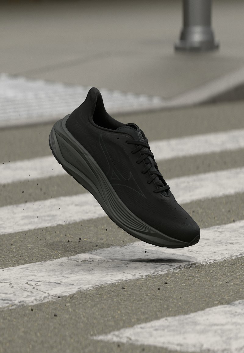 Μαύρο αθλητικό παπούτσι με χοντρή σόλα κρεμασμένο πάνω από μια διάβαση πεζών σε αστικό δρόμο, με σκόρπια μικρά σκουπίδια από κάτω του.