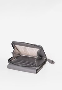 Portafoglio in pelle grigia con chiusura a zip, numerosi scomparti e fodera interna a motivo. Design compatto e rettangolare.