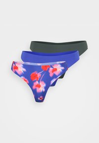 Három alsónemű: az egyik piros virágmintás kék alapon, a másik egyszínű kék, a harmadik pedig sötétzöld, mindegyik sima textúrával.