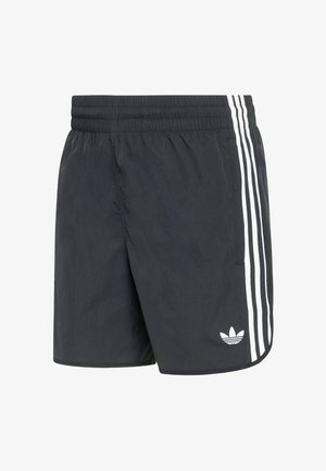 Schwarze sportliche Shorts aus einem strukturierten Stoff, mit drei weißen Streifen an den Seiten und einem kleinen weißen Logo nahe dem Saum.
