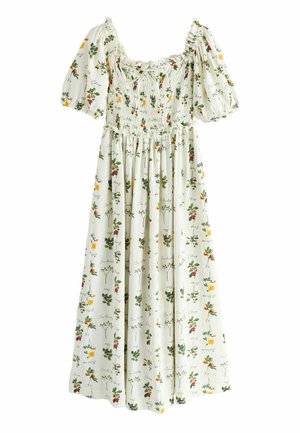 Biała sukienka midi z bufkami, marszczonym gorsetem i kwiatowo-owocowym wzorem w zielonych, czerwonych i żółtych odcieniach.