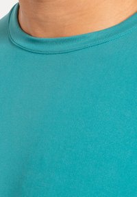 Türkises Kurzarmhemd mit rundem Kragen, aus glattem, dehnbaren Stoff und minimalen Nähdetails am Kragen.