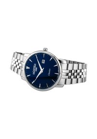 Reloj de acero inoxidable plateado con un dial azul redondo, visualización de la fecha, marcadores de hora plateados y una pulsera de eslabones. Modelo: Roamer Classico.