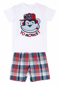 Hvid kortærmet t-shirt med en grå abe-grafik og en rødternet cap. Sammen med ternede shorts i røde, blå og grå nuancer.