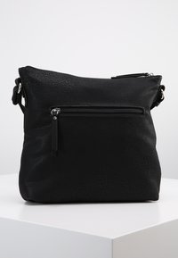 Borsa a tracolla in pelle nera con superficie texturizzata, dettagli con tasca con zip e tracolla rimovibile. Forma rettangolare con una parte superiore rilassata.
