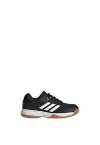 Chaussure de sport noire avec tige en mesh, design à trois rayures blanches, semelle en caoutchouc, bout arrondi et surface texturée.