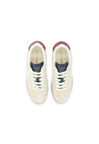 Sneaker in suede beige con lacci bianchi, linguetta blu navy e dettaglio sul tallone bordeaux. Logo dorato sulla soletta. Suola texturizzata per aderenza.
