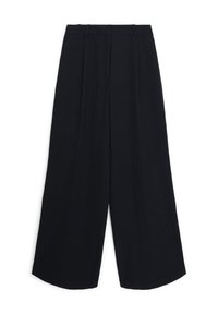 Pantaloni neri a gamba larga con passanti per cintura e una piega frontale, realizzati in tessuto liscio, mostrati stesi su uno sfondo bianco.